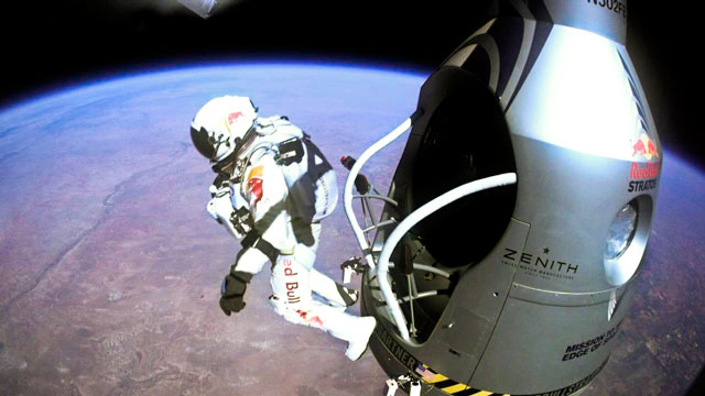 Red Bull Stratos | Fotografii exclusive surprinse cu camerele atasate pe capsula