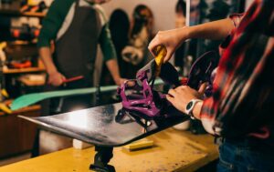 Ateliere de reparatii pentru echipamente schi si snowboard