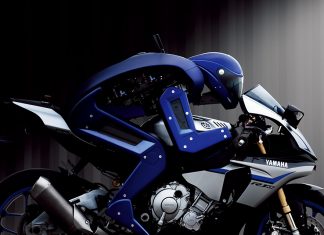 Un robot ar putea pilota un YZF-R1M ca Rossi? | MOTOBOT contruit sa concureze cu Valentino pe circuit MOTOBOT meets The Doctor | this is the robot built to compete against Valentino on a racetrack