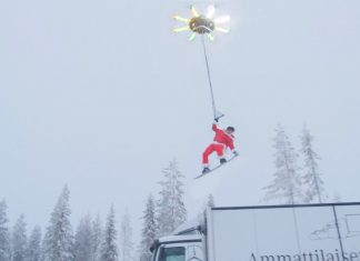 Snowboarder tras de o drona pe munte | video