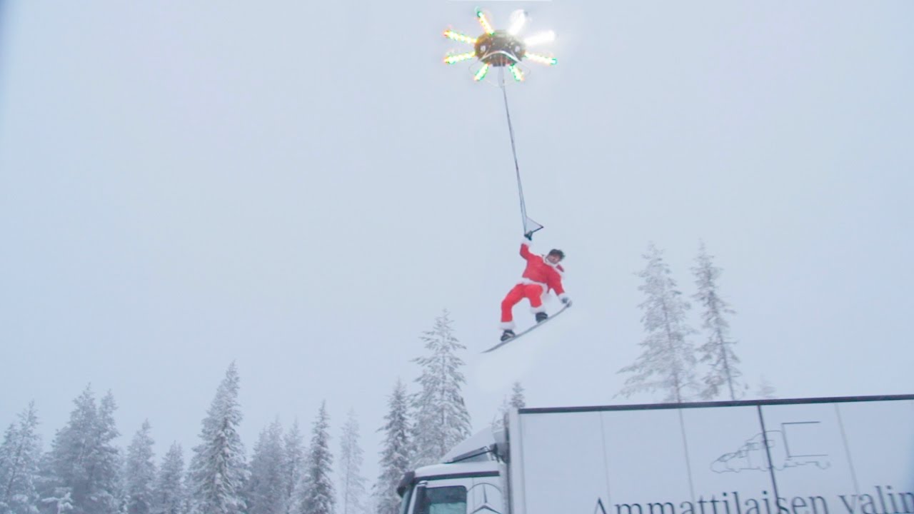 Snowboarder tras de o drona pe munte | video